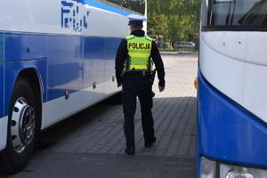 policjant obok autobusu