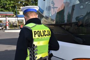 policjant przed autobusem