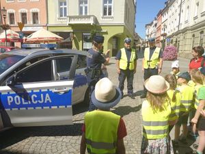 policjanci z dziećmi spotkanie przed urzędem