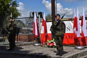 żołnierze przy krzyżu