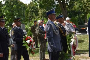 policjanci i strażacy oraz inni uczestnicy uroczystości