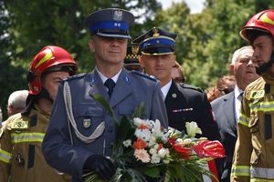 komendant Powiatowy Policji w Żarach składa kwiaty