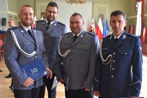 policjanci w umundurowaniu