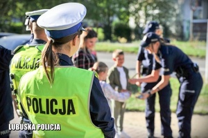 policjanci podczas rozpoczęcia roku szkolnego