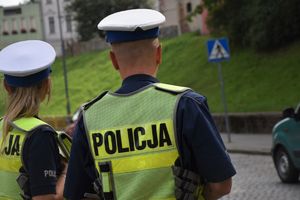 policjanci ruchu drogowego stoją przy przejściu