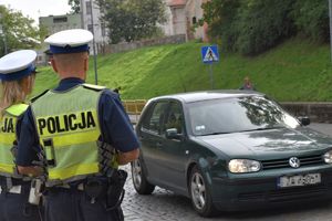 policjanci ruchu drogowego przy samochodzie