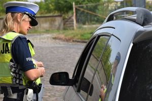 policjantka kontroluje kierowcę