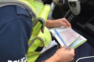 policjantka wypisuje mandat