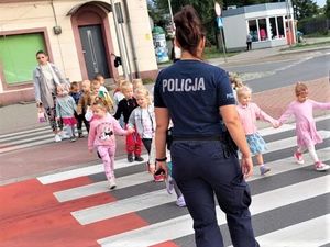 policjantka uczy przechodzenia przez pasy