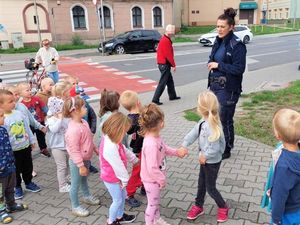 dzieci i policjantka