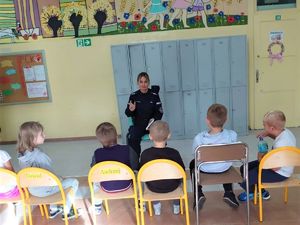 policjantka w szkole z dziećmi