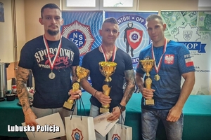 policjanci z pucharami