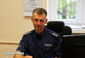 policjant przy biurku