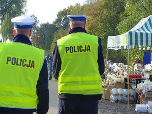 policjanci w mundurze