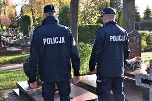 policjanci przed grobem