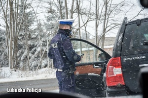 policjant podczas kontroli drogowej