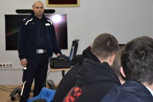 policjant ruchu drogowego opowiada maturzystom o służbie