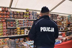 policjant na tle fajerwerków