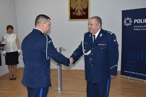 policjanci w mundurach