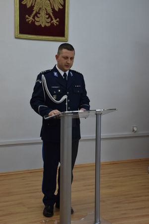 policjant w mundurze