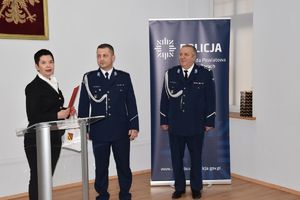 policjanci w mundurze oraz vicestarosta