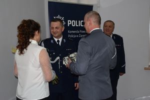 delegacja składa kwiaty dla komendanta