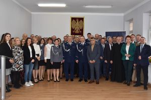 zdjęcie grupowe policjantów i zaproszonych gości