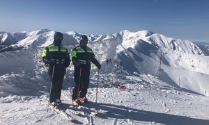 narciarze w górach