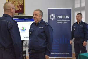 policjant składa meldunek