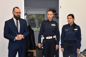 policjantki i przedstawiciel banku