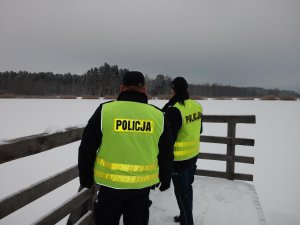 policjanci podczas kontroli zamarzniętych akwenów