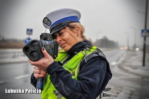 policjantka z miernikiem prędkości