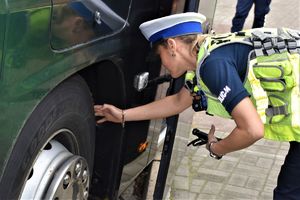 policjantka przy autobusie