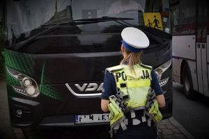 policjantka sprawdza światła autokaru