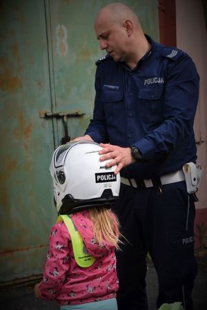 policjant zakłada dziecku kask