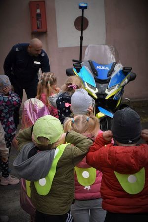 dzieci przy motocyklu policyjnym