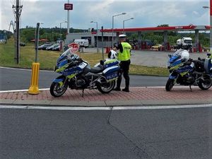 policjant ruchu drogowego stoi przy motocyklach policyjnych