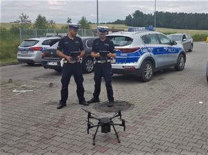 policjanci ruchu drogowego z dronem