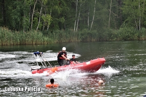 łódka motorowa straży pożarnejna wodzie