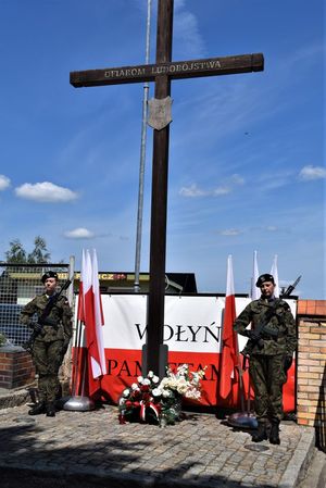 krzyż i żołnierze