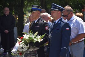 komendanci składają wiązankę