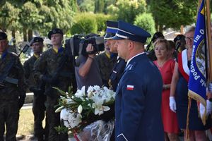 komendanci składają wiązankę