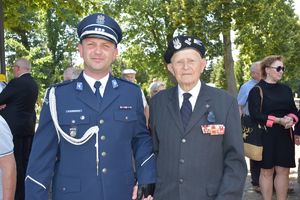 komendant i żołnierz kombatant