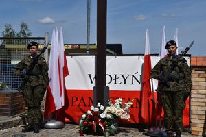 żołnierze pod krzyżem