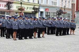 policjanci w mundurach stoją w pododdziale