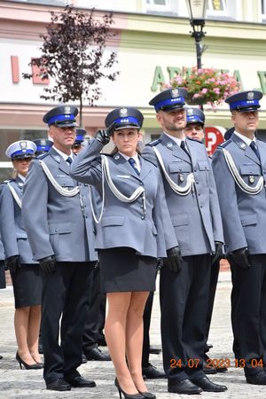 policjanci oddają honor