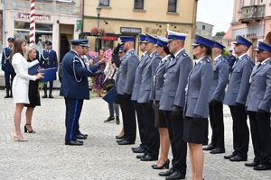 komendant wręcza akty mianowania policjantom