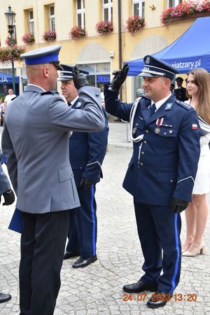 policjant oddaje honor