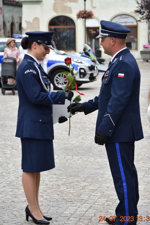 policjantka dostaje różę od komendanta