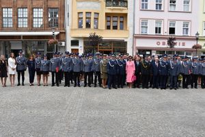 policjanci i goście pozują do zdjęcia